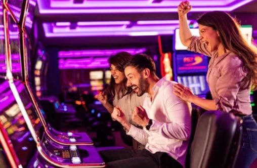 Dealer profesional kuda777 menjalankan meja blackjack Grand Slam dengan studio HD berkamera multi-angle